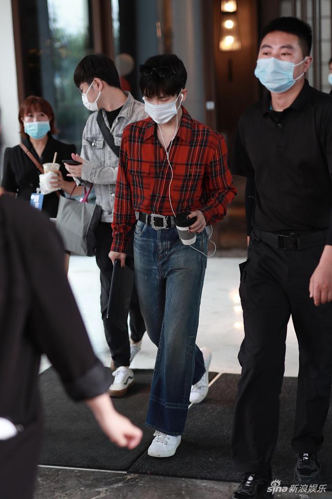 周震南穿格子衫搭牛仔裤造型雅痞 获保安开门点头致谢