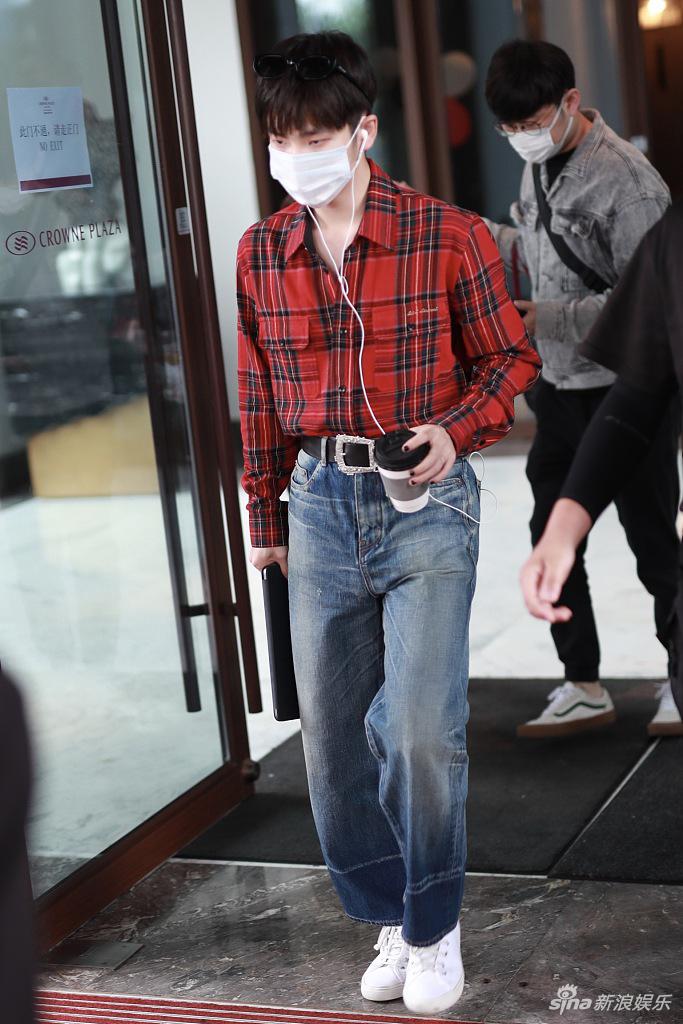 周震南穿格子衫搭牛仔裤造型雅痞 获保安开门点头致谢
