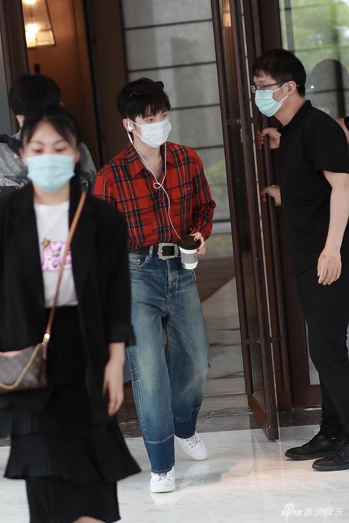 周震南穿格子衫搭牛仔裤造型雅痞 获保安开门点头致谢