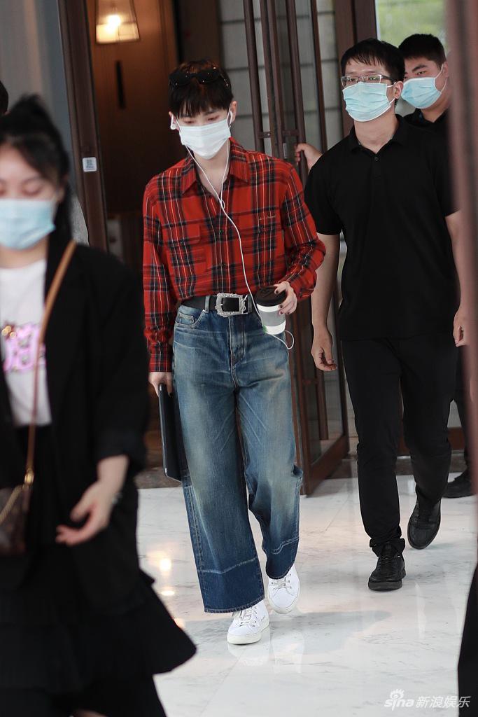 周震南穿格子衫搭牛仔裤造型雅痞 获保安开门点头致谢