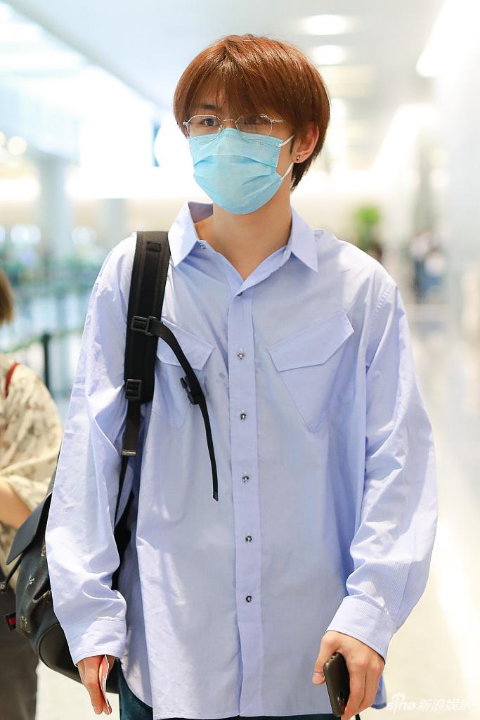 王晨艺穿宽松衬衫清新佛系 挎包赶路表情呆萌