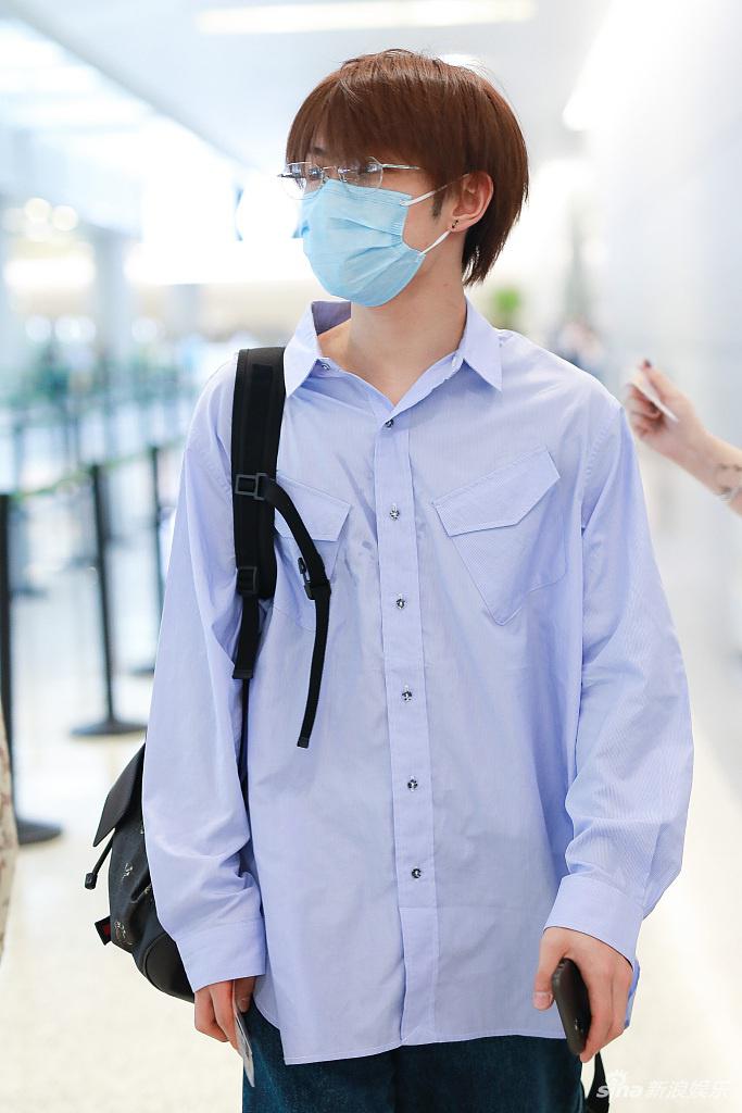 王晨艺穿宽松衬衫清新佛系 挎包赶路表情呆萌