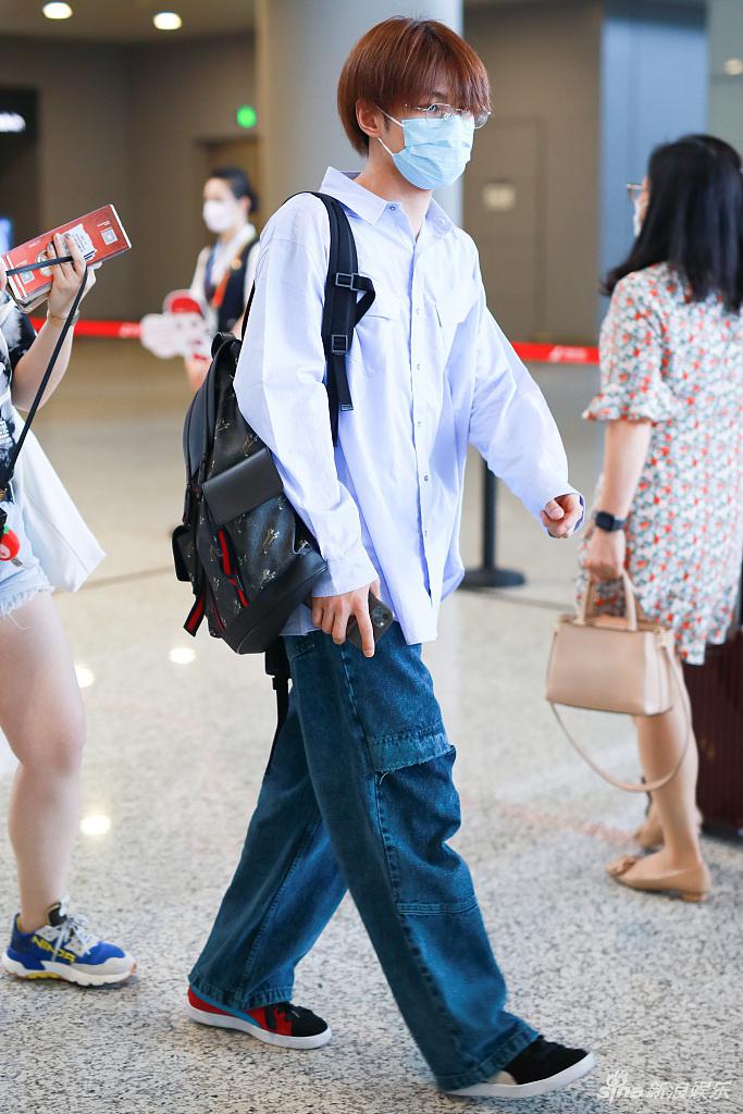 王晨艺穿宽松衬衫清新佛系 挎包赶路表情呆萌