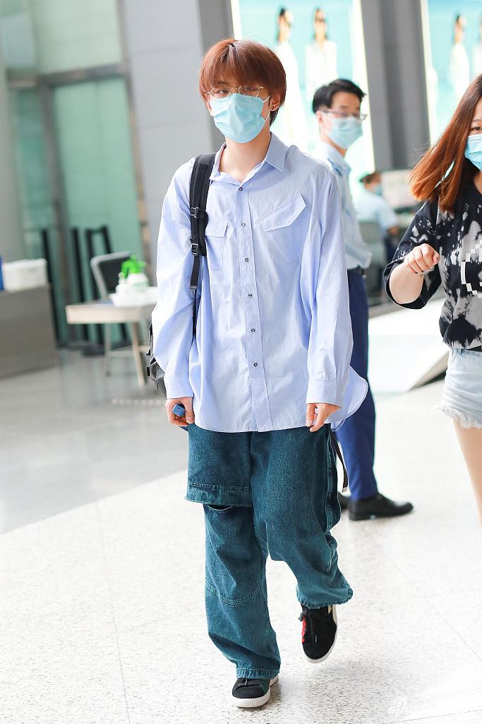 王晨艺穿宽松衬衫清新佛系 挎包赶路表情呆萌