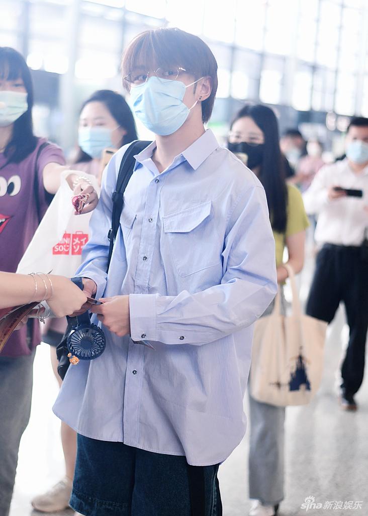 王晨艺穿宽松衬衫清新佛系 挎包赶路表情呆萌