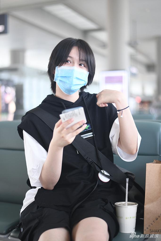 朱苓前往参加创造营总决赛 齐刘海乖巧秀漫画少女腿