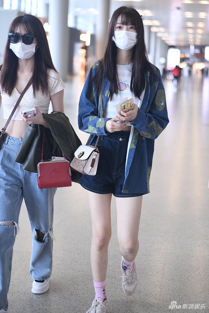 朱苓前往参加创造营总决赛 齐刘海乖巧秀漫画少女腿