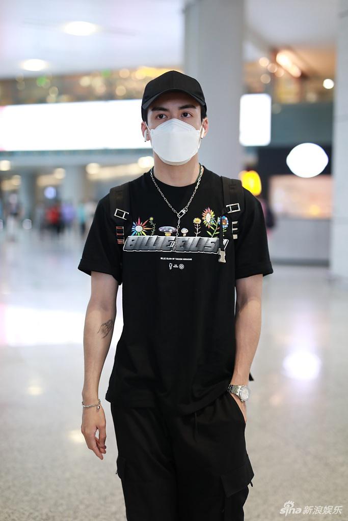 曾舜晞穿黑T恤黑短裤变酷boy 背双肩包插兜赶路