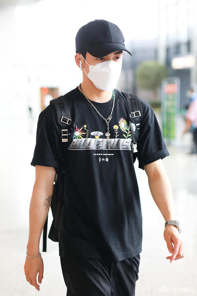 曾舜晞穿黑T恤黑短裤变酷boy 背双肩包插兜赶路