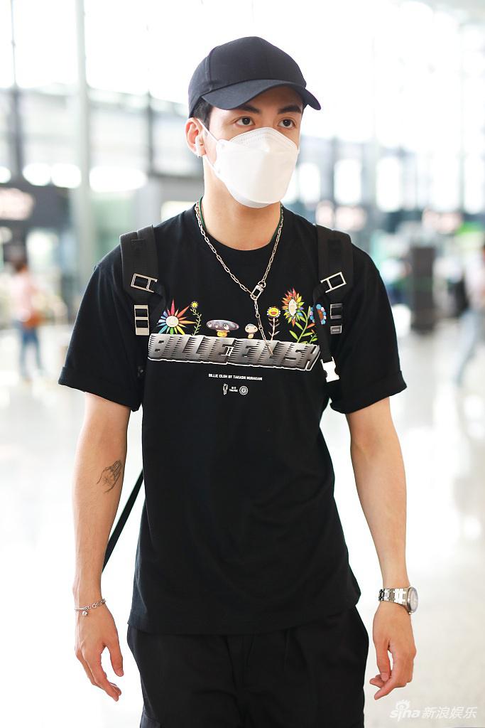 曾舜晞穿黑T恤黑短裤变酷boy 背双肩包插兜赶路