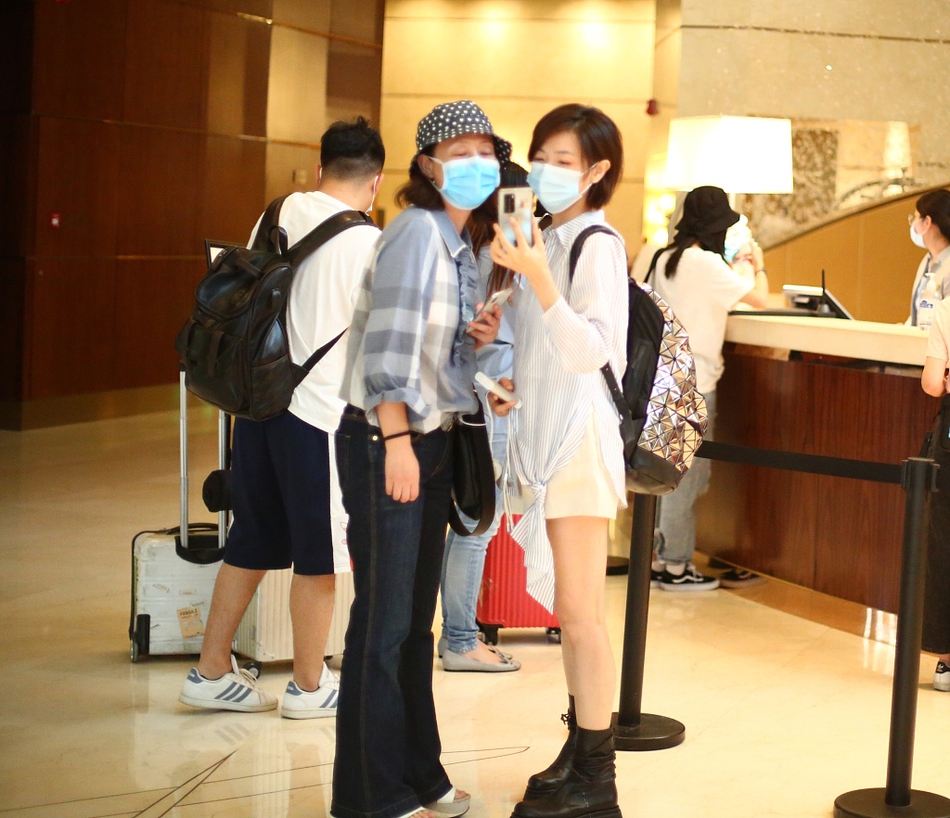 万茜穿宽大衬衫配小黑鞋 玩下衣失踪秀美腿