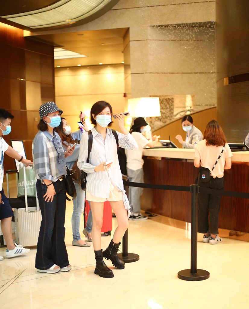 万茜穿宽大衬衫配小黑鞋 玩下衣失踪秀美腿