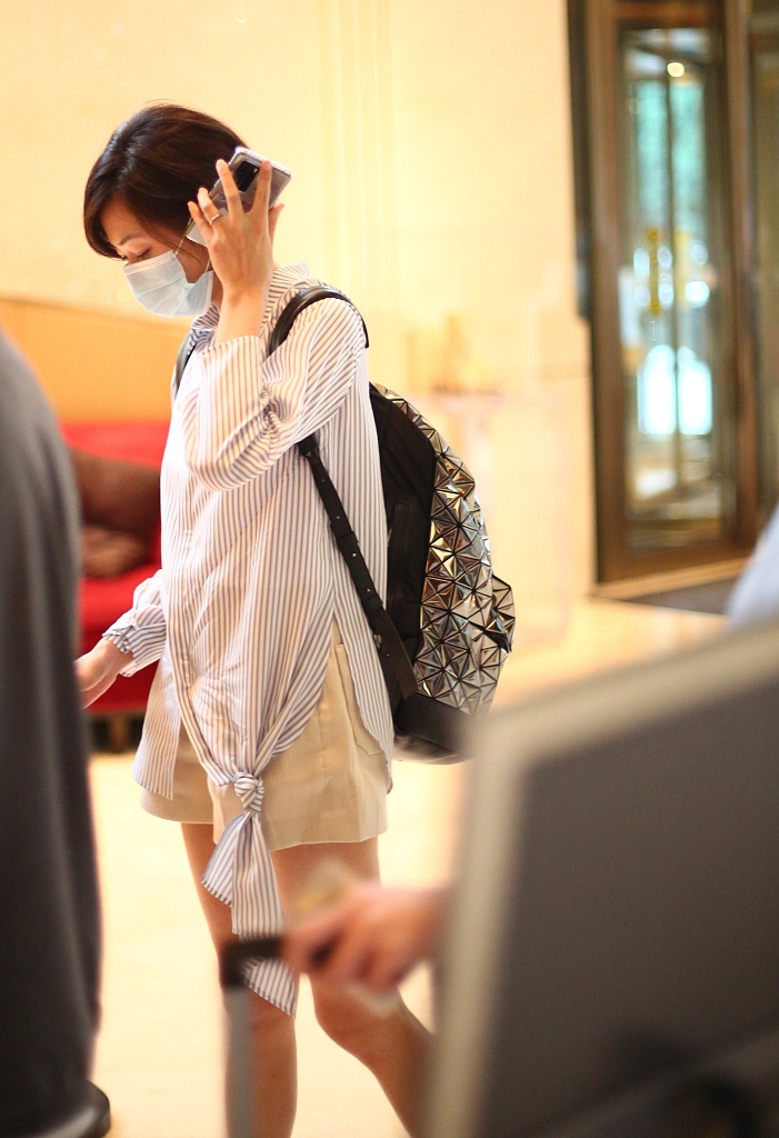 万茜穿宽大衬衫配小黑鞋 玩下衣失踪秀美腿