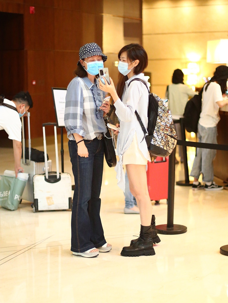 万茜穿宽大衬衫配小黑鞋 玩下衣失踪秀美腿