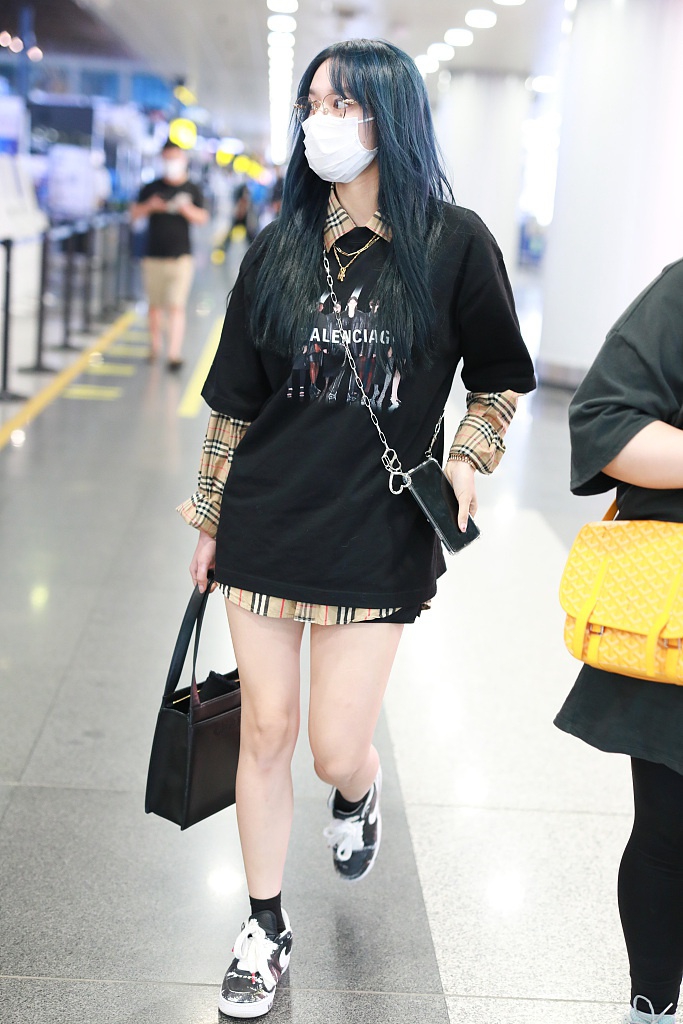 程潇穿格纹衬衫外搭短袖潮范足 手机当挎包藏时尚小心机