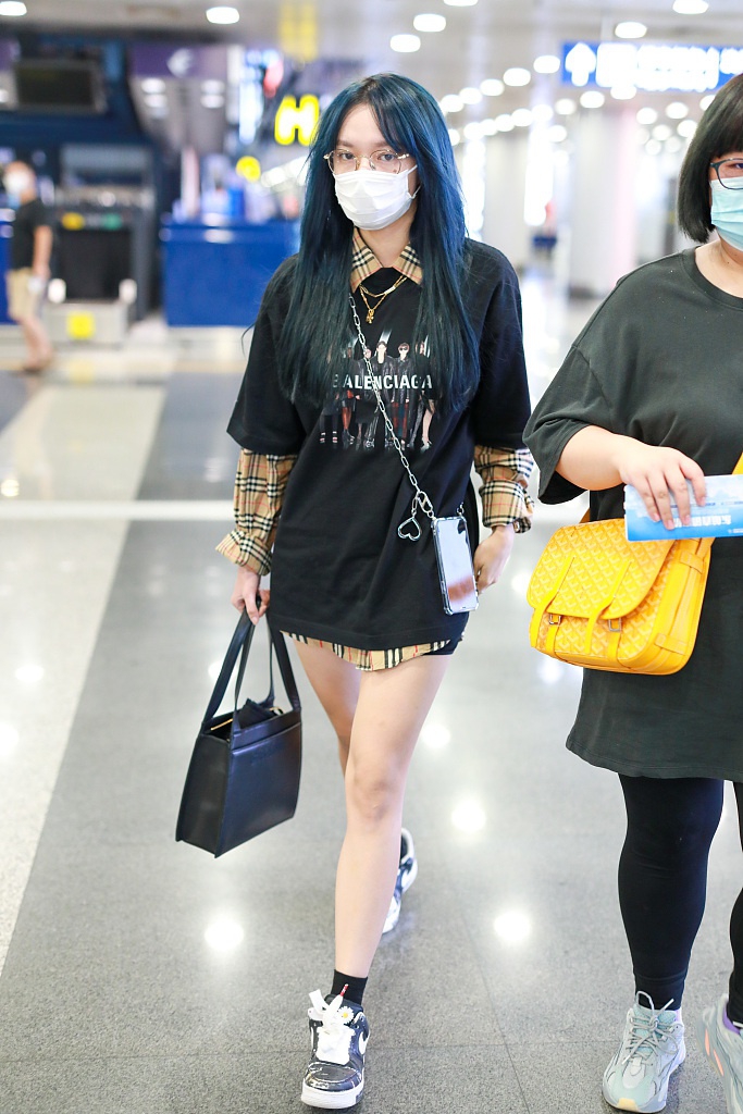 程潇穿格纹衬衫外搭短袖潮范足 手机当挎包藏时尚小心机