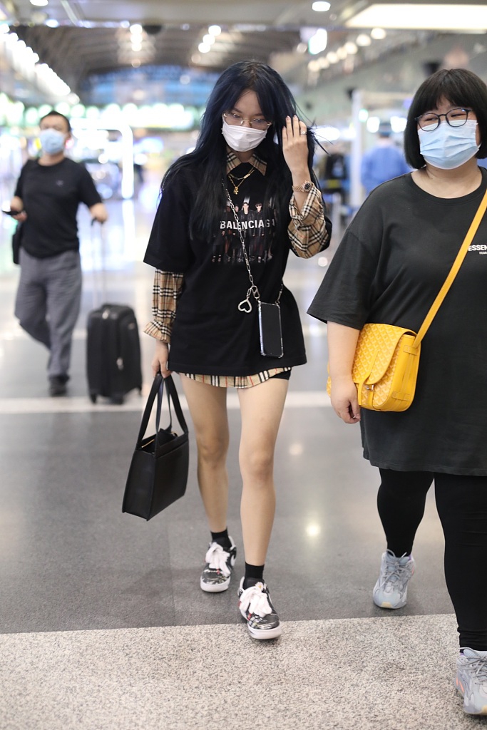 程潇穿格纹衬衫外搭短袖潮范足 手机当挎包藏时尚小心机