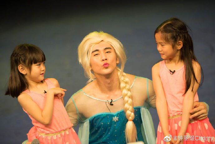 钟丽缇晒全家福表白张伦硕 甜蜜称到现在都像度蜜月一样