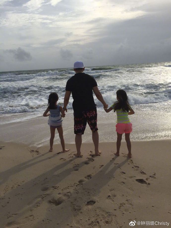 钟丽缇晒全家福表白张伦硕 甜蜜称到现在都像度蜜月一样