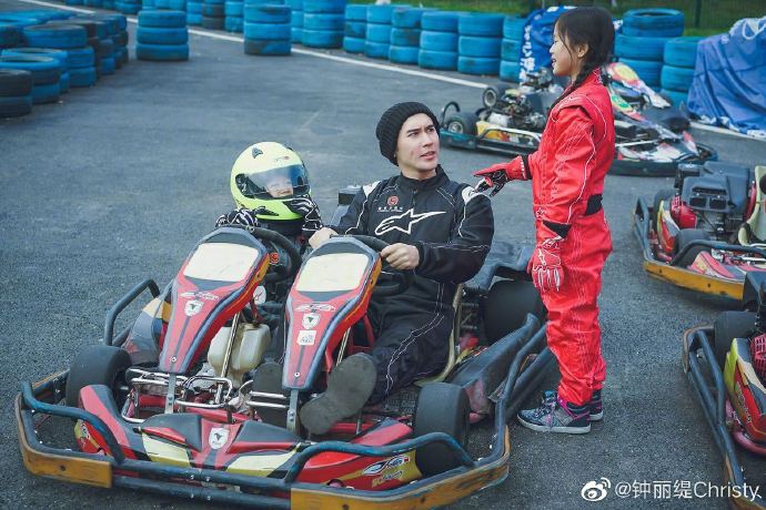 钟丽缇晒全家福表白张伦硕 甜蜜称到现在都像度蜜月一样