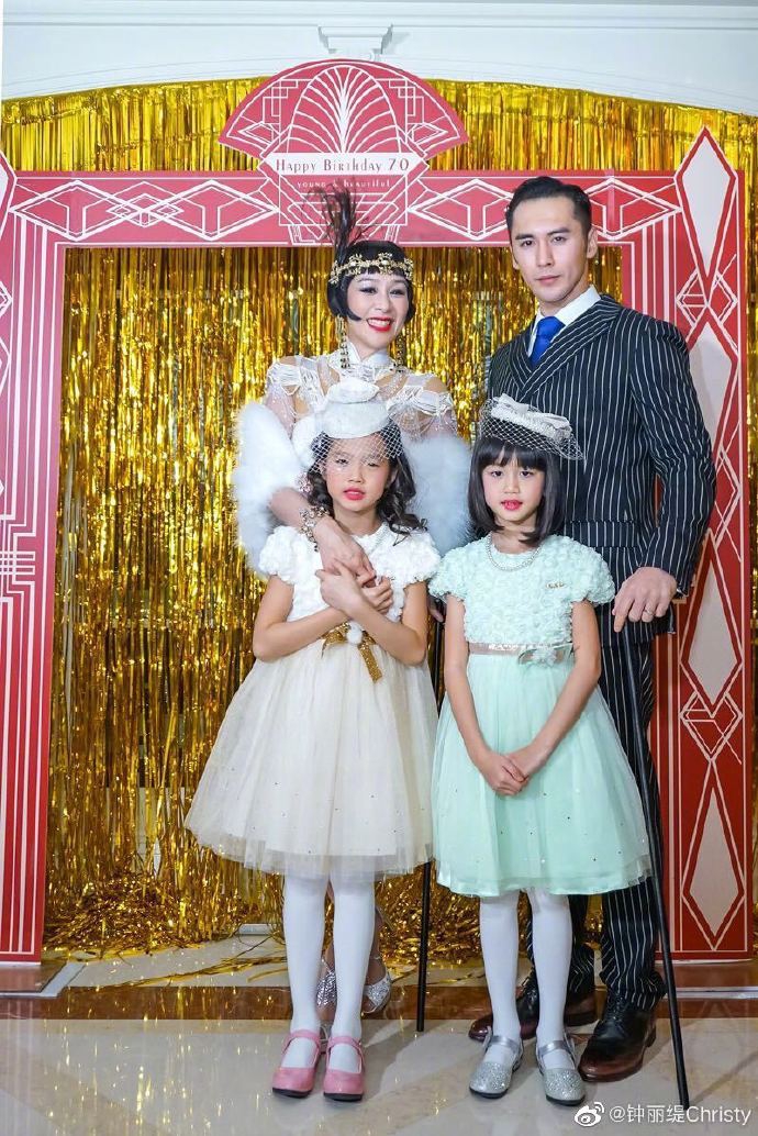 钟丽缇晒全家福表白张伦硕 甜蜜称到现在都像度蜜月一样