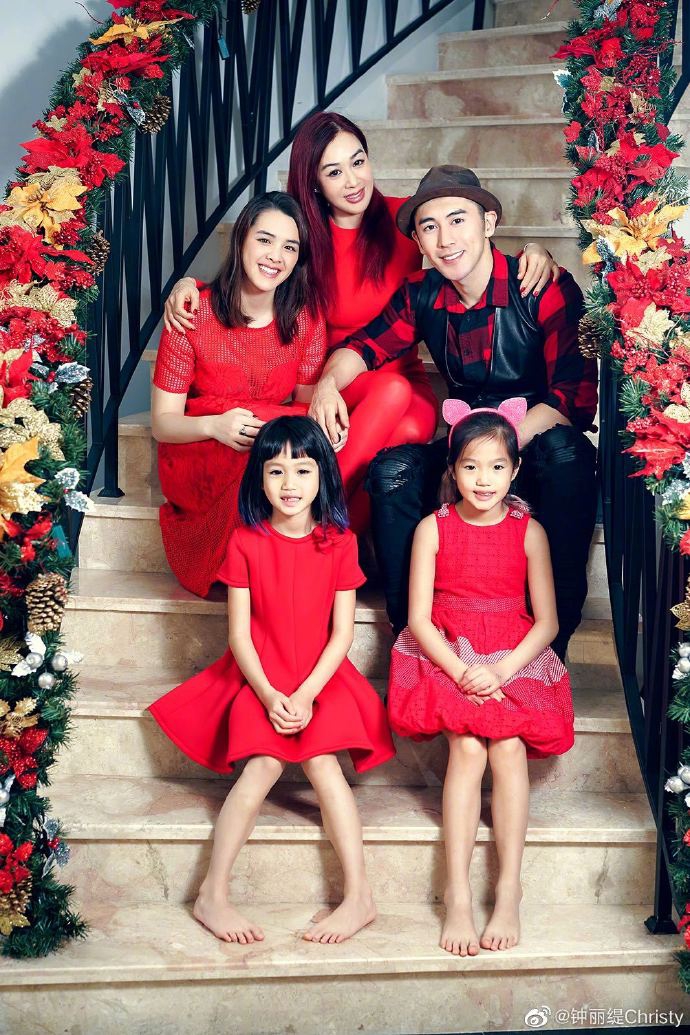 钟丽缇晒全家福表白张伦硕 甜蜜称到现在都像度蜜月一样