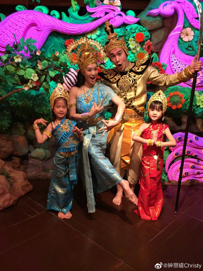 钟丽缇晒全家福表白张伦硕 甜蜜称到现在都像度蜜月一样