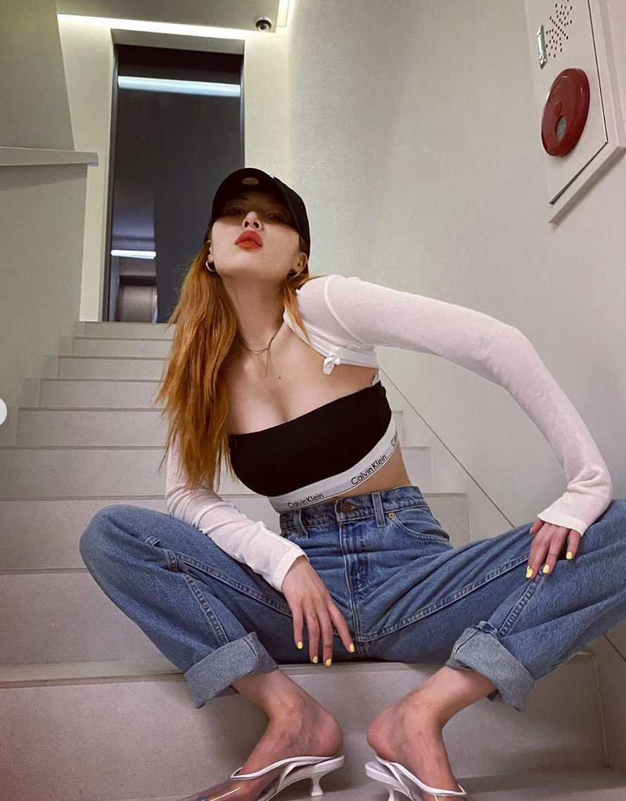 泫雅穿抹胸上衣涂红唇小秀性感 楼梯间摆pose眼神撩人