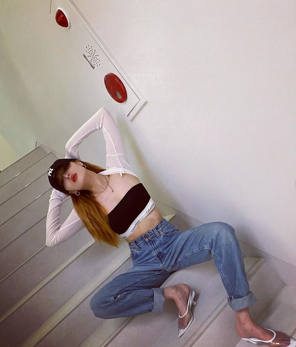 泫雅穿抹胸上衣涂红唇小秀性感 楼梯间摆pose眼神撩人