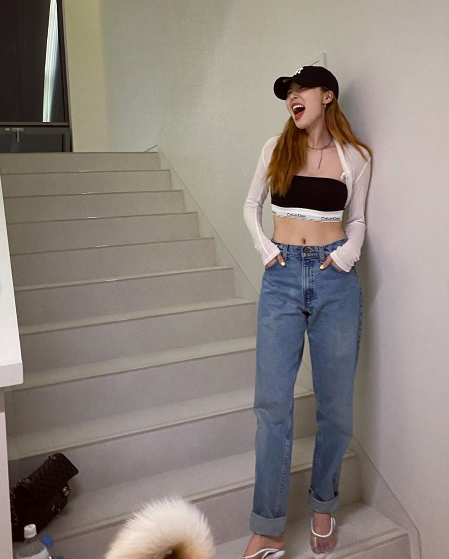 泫雅穿抹胸上衣涂红唇小秀性感 楼梯间摆pose眼神撩人