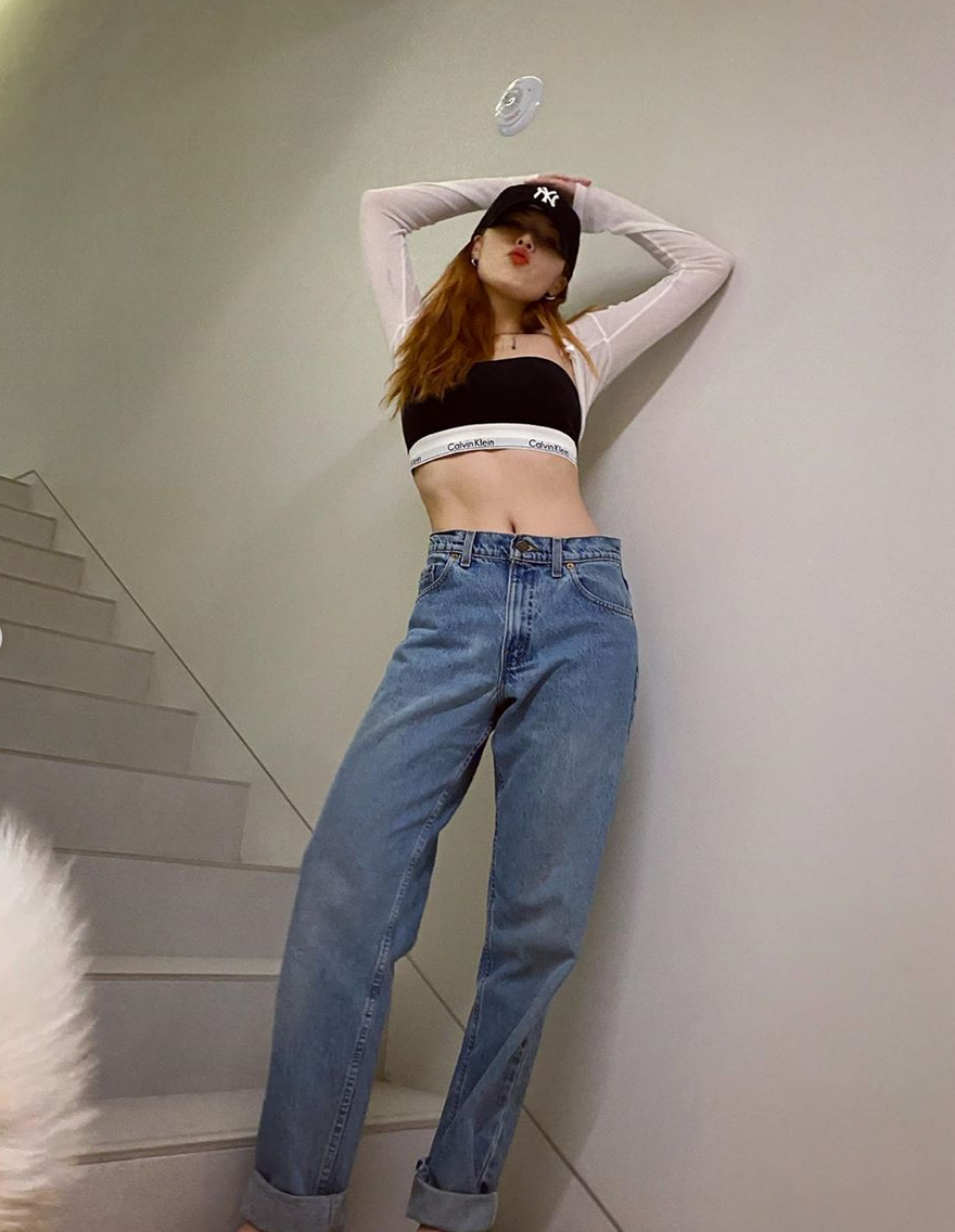 泫雅穿抹胸上衣涂红唇小秀性感 楼梯间摆pose眼神撩人