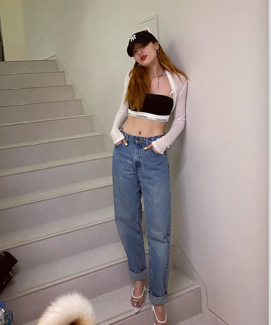 泫雅穿抹胸上衣涂红唇小秀性感 楼梯间摆pose眼神撩人