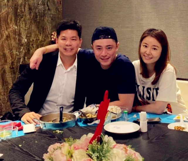 霍建华与友人聚餐喝到脸红 林心如紧靠老公笑容甜