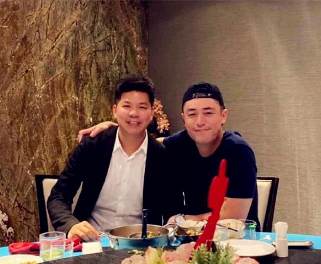 霍建华与友人聚餐喝到脸红 林心如紧靠老公笑容甜