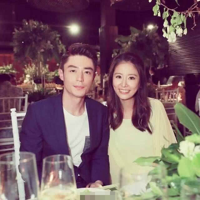 霍建华与友人聚餐喝到脸红 林心如紧靠老公笑容甜