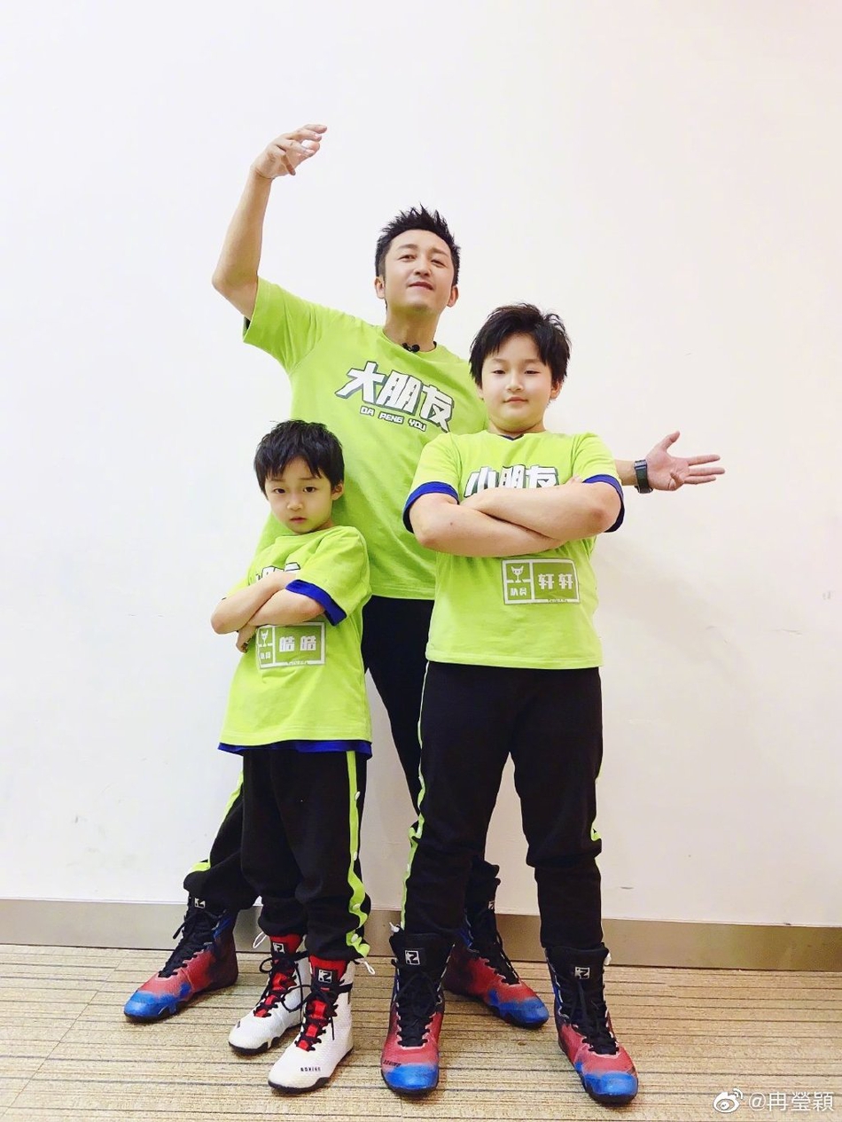 冉莹颖为邹市明庆父亲节 告诫孩子要向父亲学习