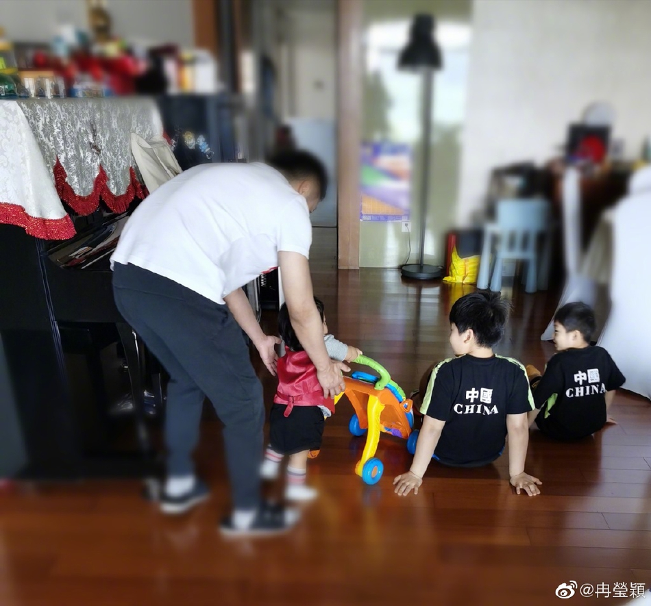 冉莹颖为邹市明庆父亲节 告诫孩子要向父亲学习