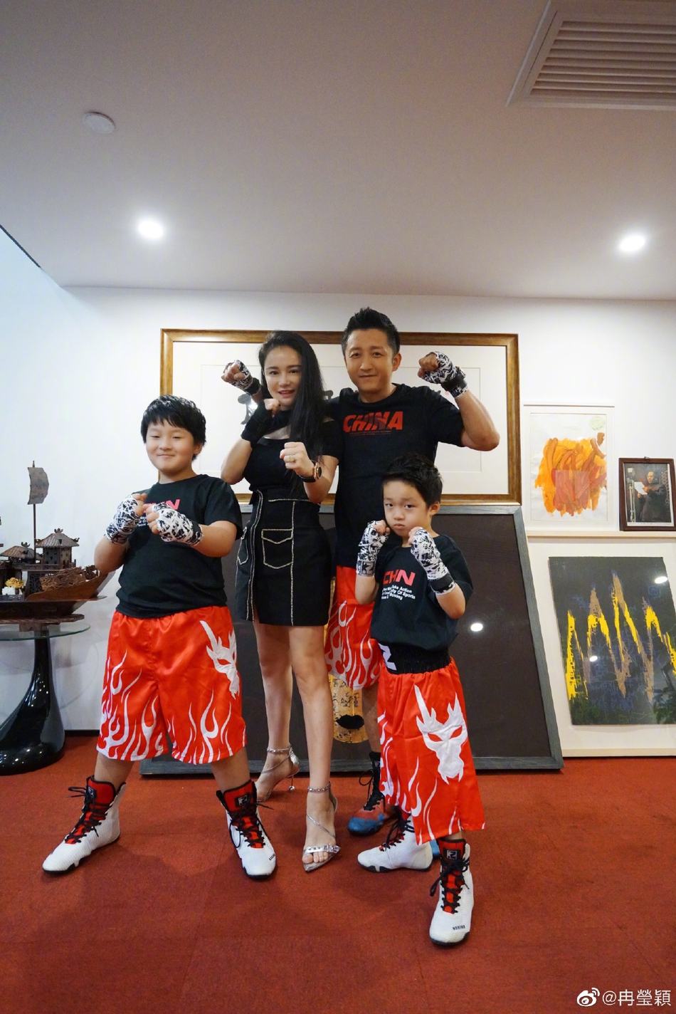 冉莹颖为邹市明庆父亲节 告诫孩子要向父亲学习