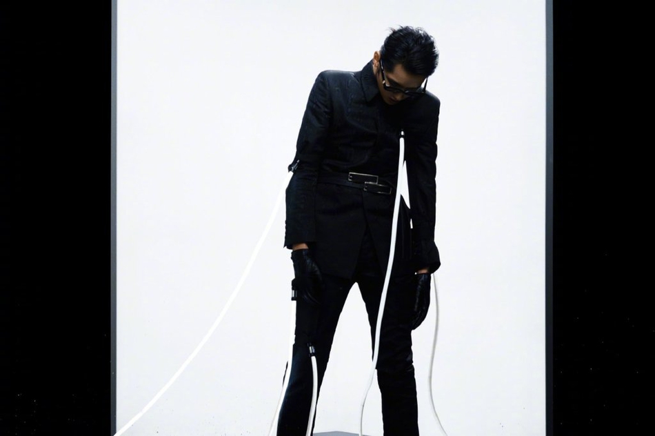 吴亦凡晒科技感写真 全黑look身插光缆似黑客帝国