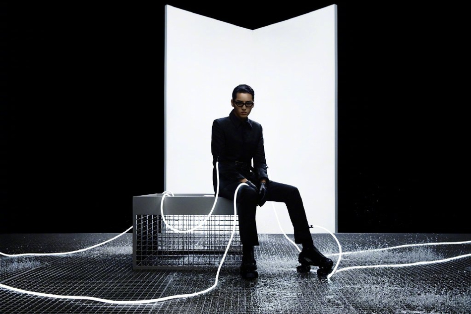 吴亦凡晒科技感写真 全黑look身插光缆似黑客帝国