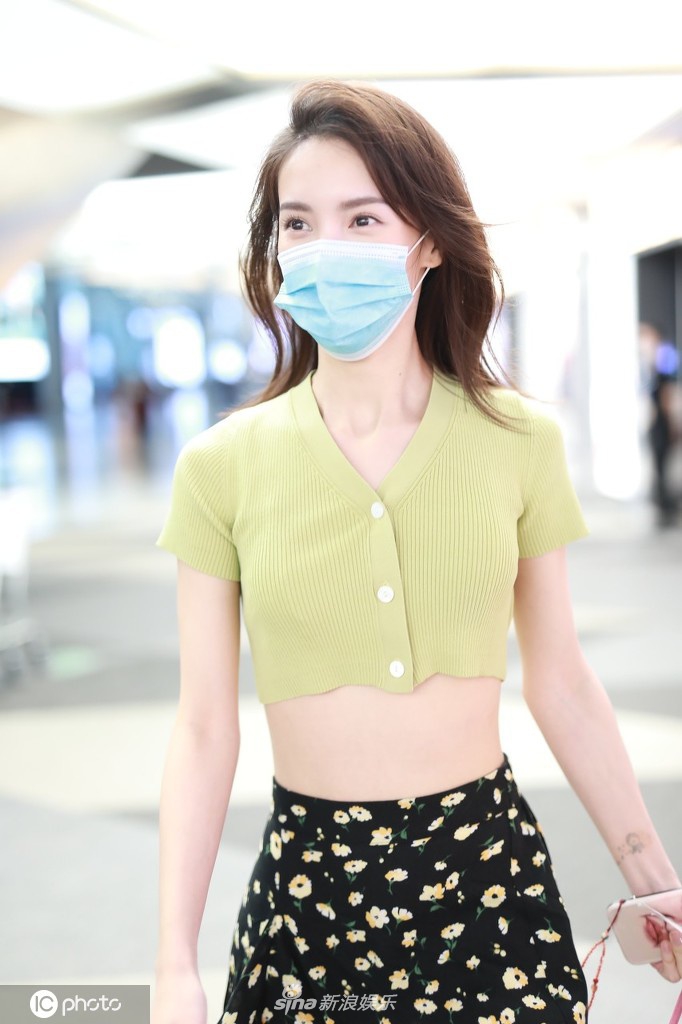 金晨穿女团风上衣秀纤腰 搭不规则短裙秀美腿