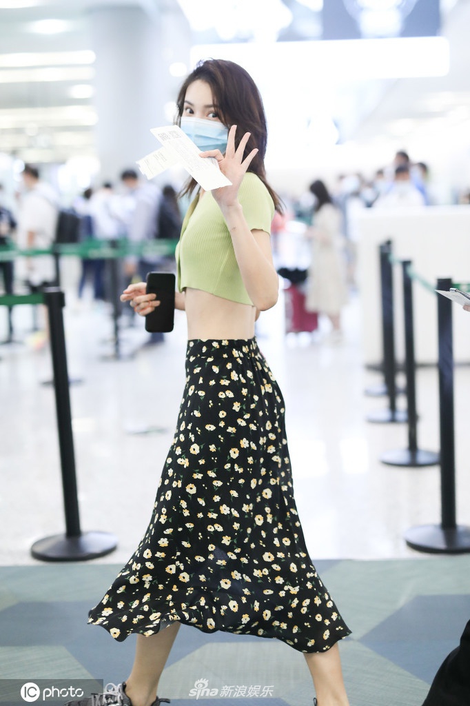 金晨穿女团风上衣秀纤腰 搭不规则短裙秀美腿