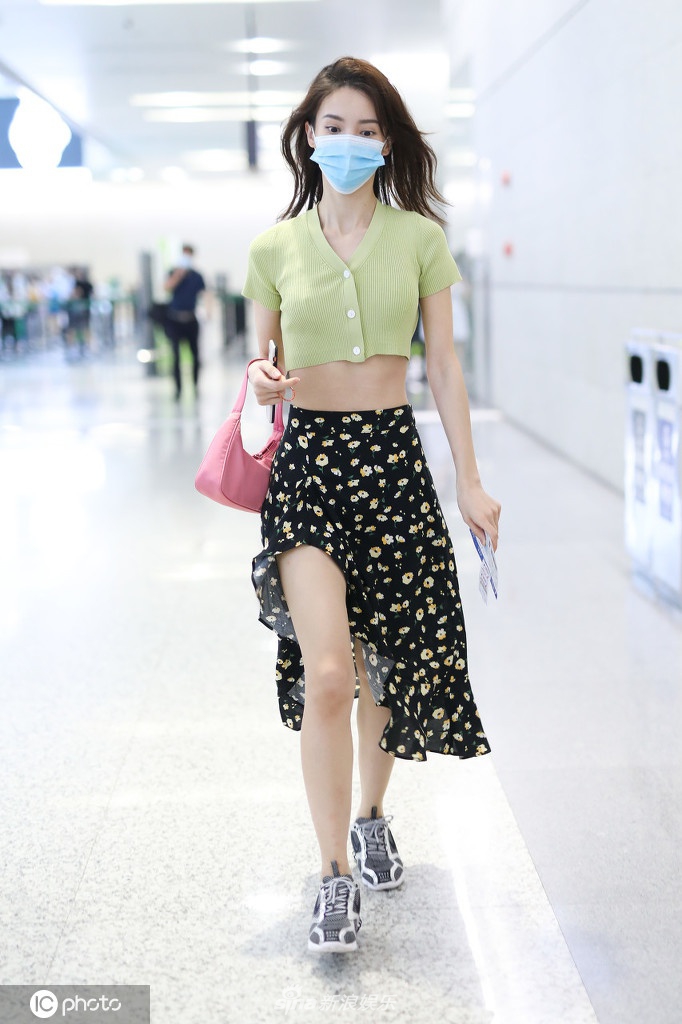 金晨穿女团风上衣秀纤腰 搭不规则短裙秀美腿