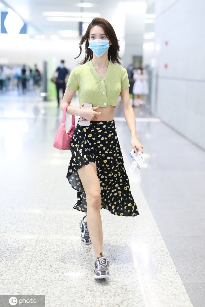 金晨穿女团风上衣秀纤腰 搭不规则短裙秀美腿