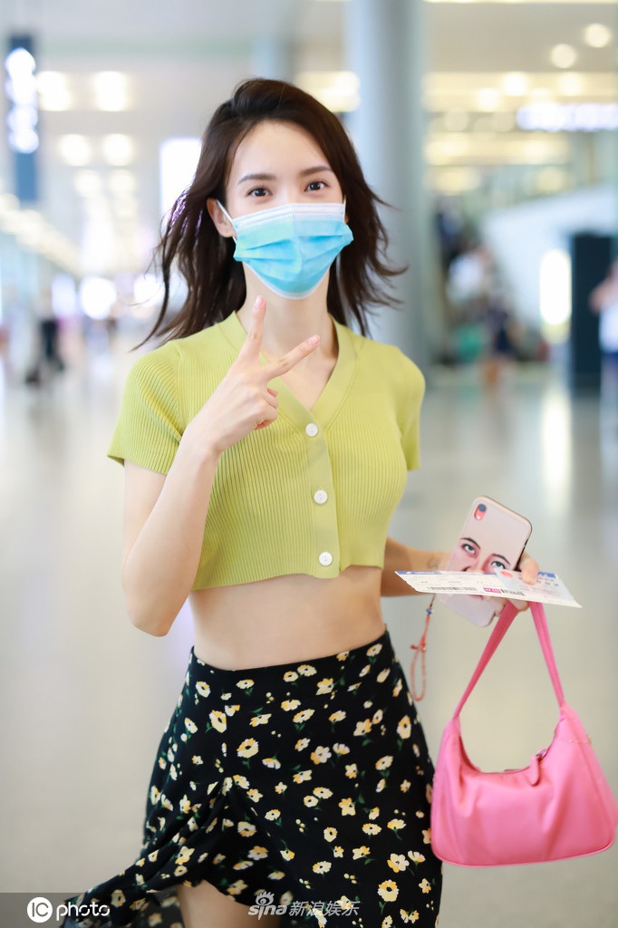 金晨穿女团风上衣秀纤腰 搭不规则短裙秀美腿