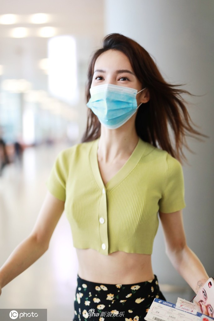 金晨穿女团风上衣秀纤腰 搭不规则短裙秀美腿