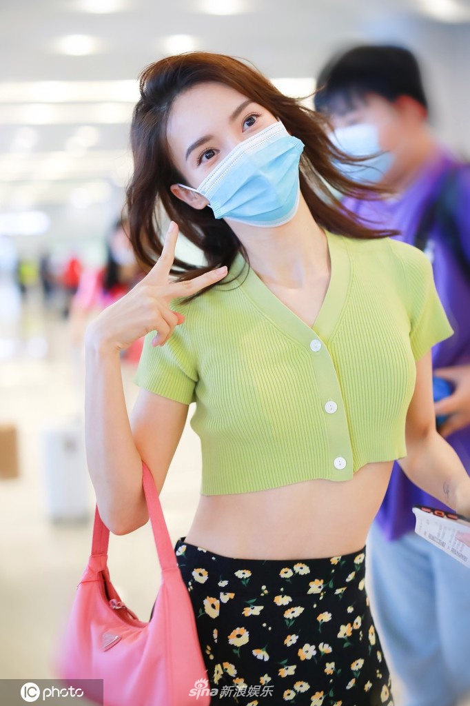 金晨穿女团风上衣秀纤腰 搭不规则短裙秀美腿