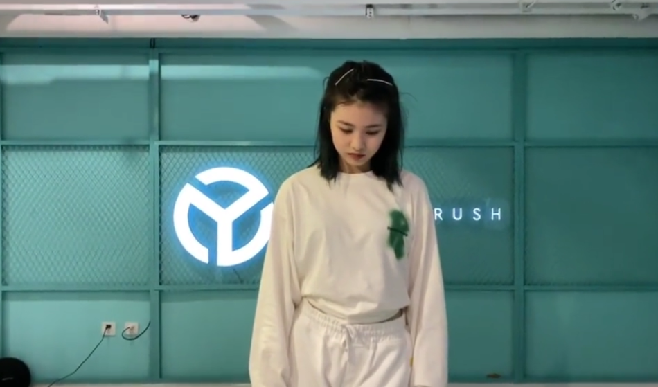 汪峰大女儿晒跳舞视频 小苹果身材高挑笑容甜美