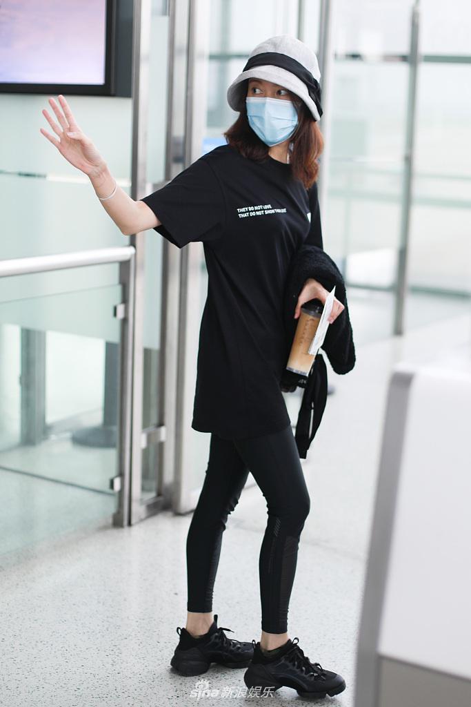 高露戴渔夫帽现身挥手告别  全黑look秀纤细身材星范足