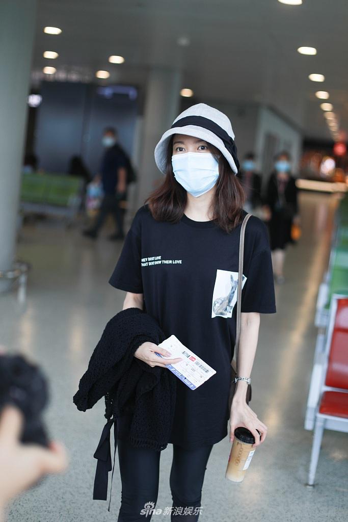 高露戴渔夫帽现身挥手告别  全黑look秀纤细身材星范足